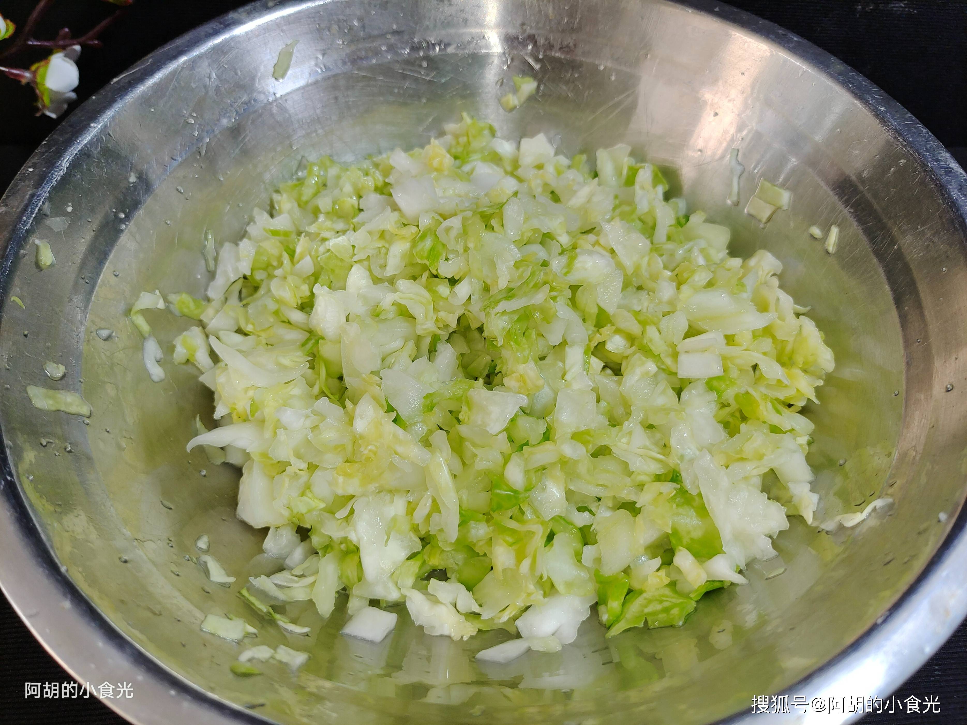 比萝卜营养、比白菜鲜，这个“菜王”使劲吃！简单蒸个菜卷，皮薄馅足、特解馋