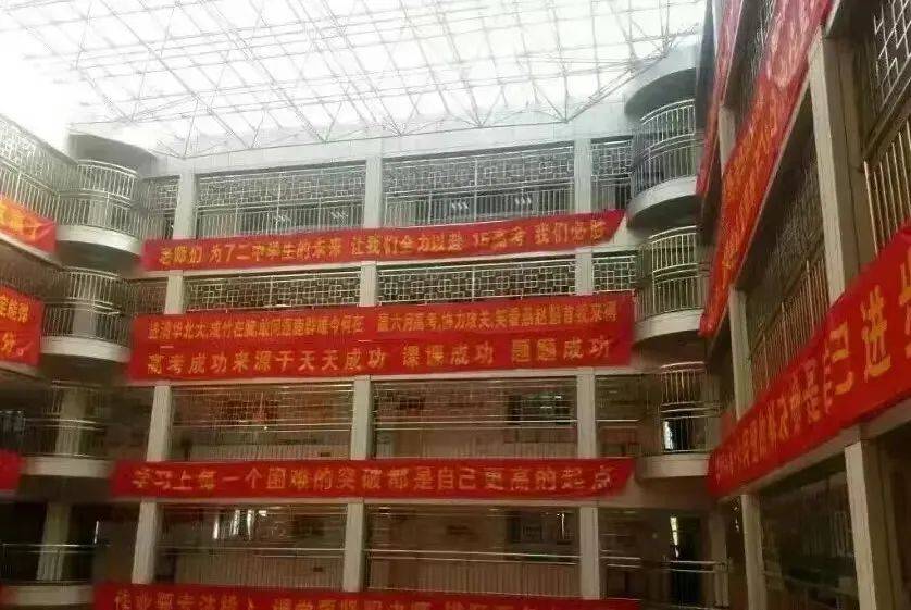 校园铁丝网，能托住下坠的孩子吗