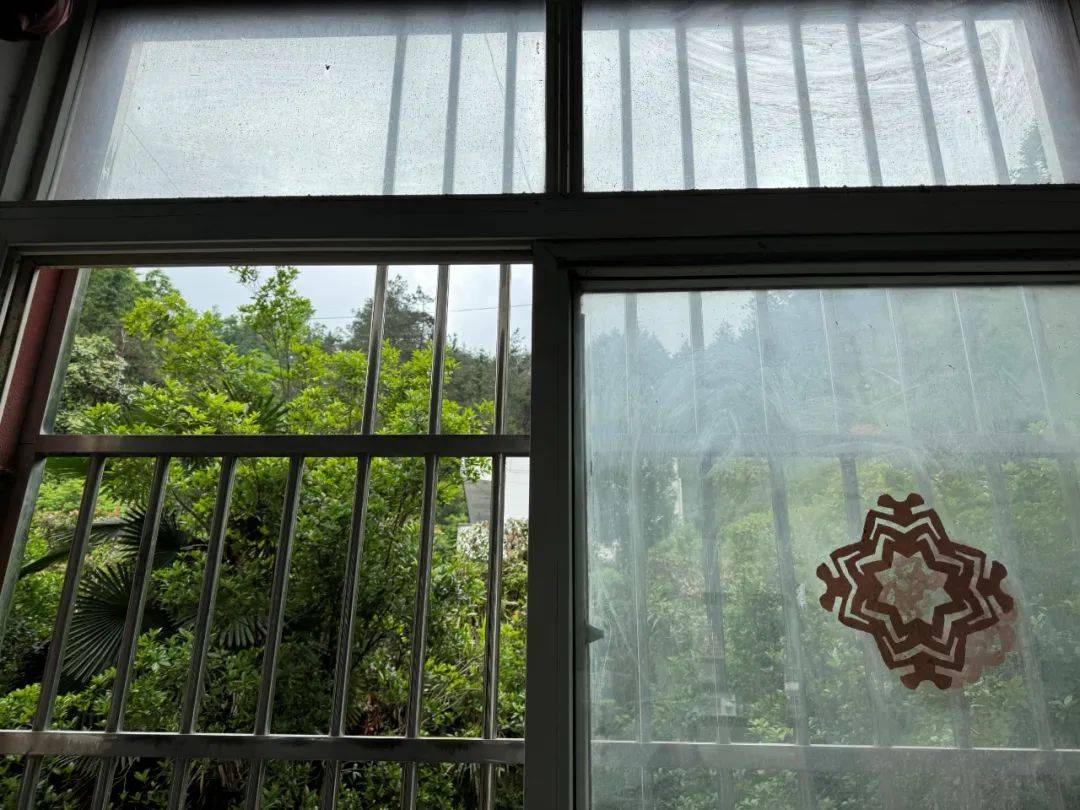 校园铁丝网，能托住下坠的孩子吗