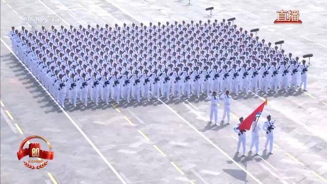 平均年龄不到21岁 海军方队接受检阅
